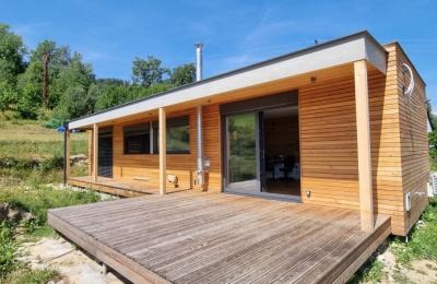 MODULOVÝ DOM 15 X 4,5 METRA SO ZASTREŠENOU TERASOU